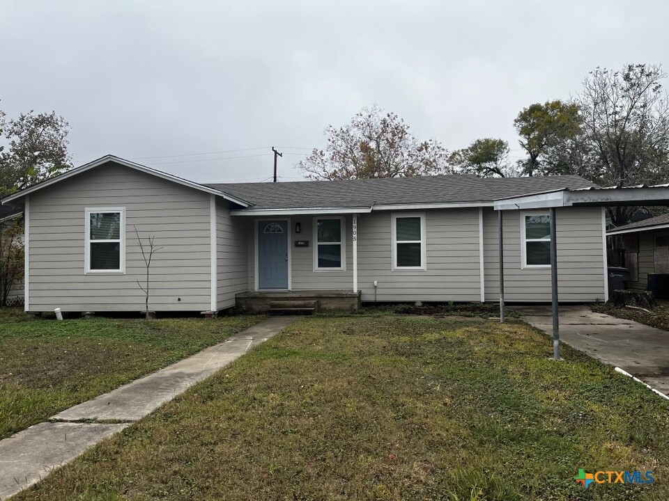 1905 Navidad St in Victoria, TX - Building Photo