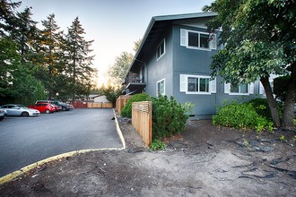 Powellhurst Apartments in Portland, OR - Building Photo - Building Photo