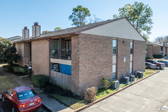 Treehouse Condominiums in Houston, TX - Building Photo - Building Photo