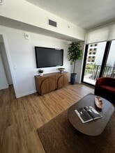 941 E 28th St, Unit B1 in Hialeah, FL - Foto de edificio - Building Photo