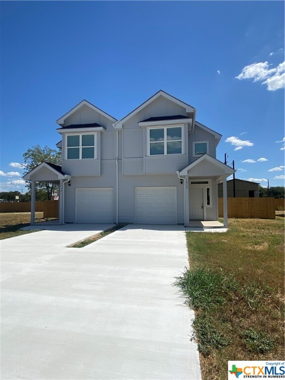 1004 E Fannin St in Luling, TX - Foto de edificio - Building Photo