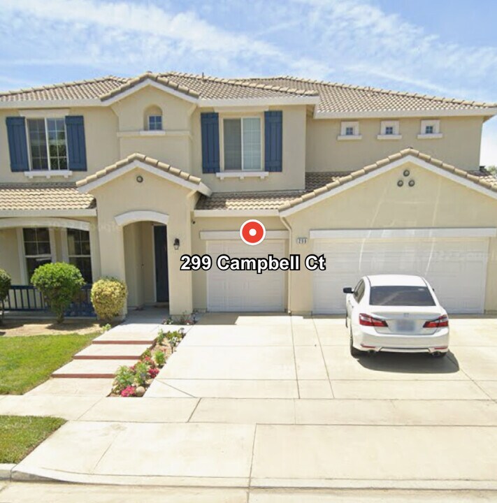 299 Campbell Ct in Tulare, CA - Building Photo