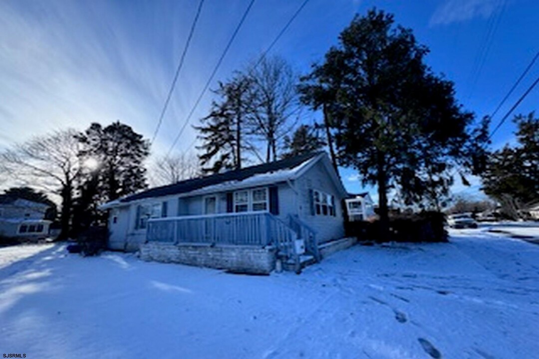 46 E Oakcrest Ave in Northfield, NJ - Building Photo