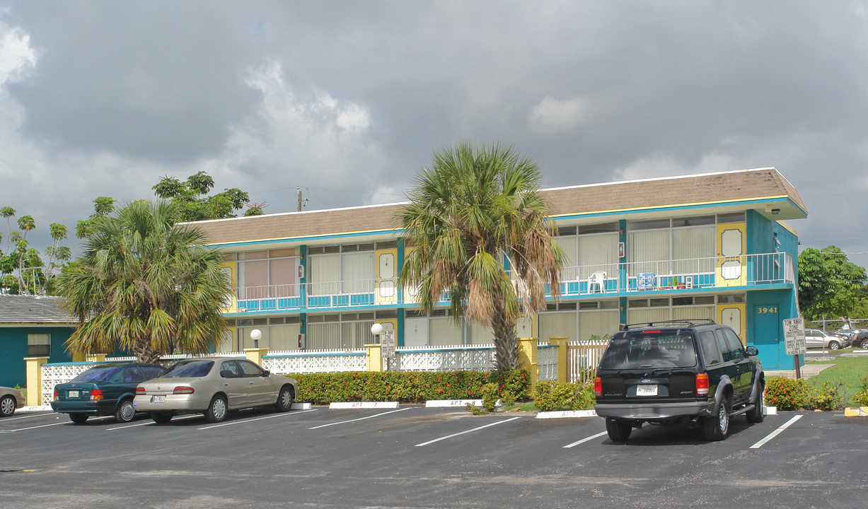 Parkside Apartments in Oakland Park, FL - Building Photo