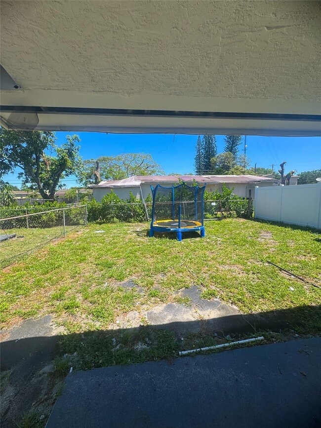 2647 NW 20th St in Fort Lauderdale, FL - Building Photo - Building Photo
