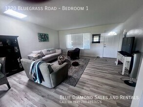1220 Bluegrass Rd-Unit -Bedroom 1 in Vista, CA - Building Photo - Building Photo