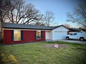 2702 S Fielder Rd in Arlington, TX - Building Photo