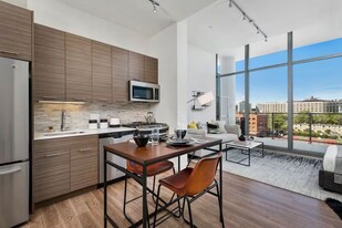 339 W Chestnut St in Chicago, IL - Building Photo