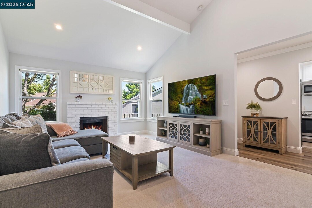 341 Scottsdale Rd in Pleasant Hill, CA - Building Photo