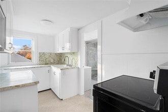 97 Bliss Mine Rd in Newport, RI - Building Photo - Building Photo