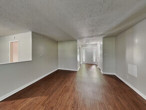 323 Hillendale Dr in Greenwood, IN - Foto de edificio - Building Photo