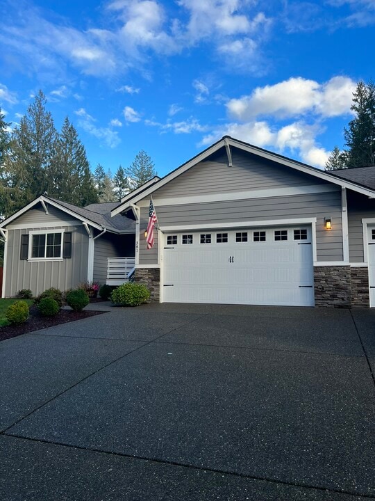381 E Lakeshore Dr in Allyn, WA - Building Photo
