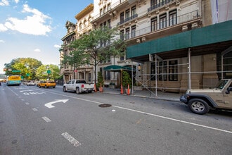 305 W 72nd St in New York, NY - Building Photo - Building Photo