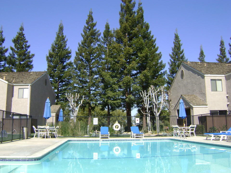 Canyon Creek Apartments in Bakersfield, CA - Building Photo