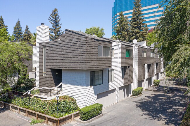 Governor's Square Apartments in Sacramento, CA - Building Photo - Building Photo