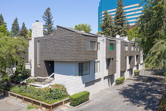 Governor's Square Apartments in Sacramento, CA - Foto de edificio - Building Photo