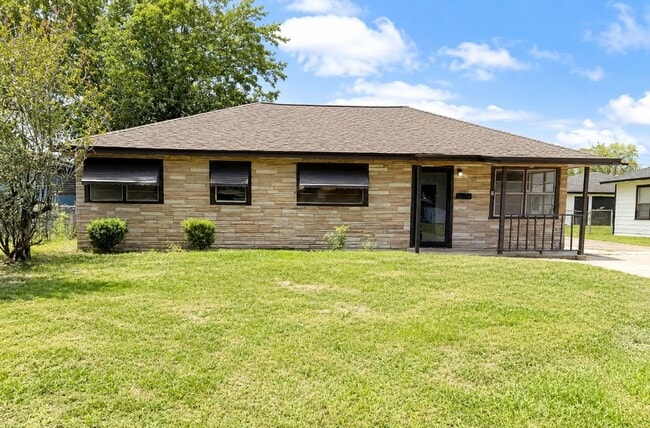 property at 3725 W Lynwood Dr