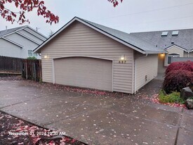 467 NW Meadows Dr in McMinnville, OR - Building Photo