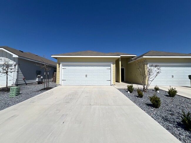 628 Grayson Ln in Seguin, TX - Foto de edificio - Building Photo