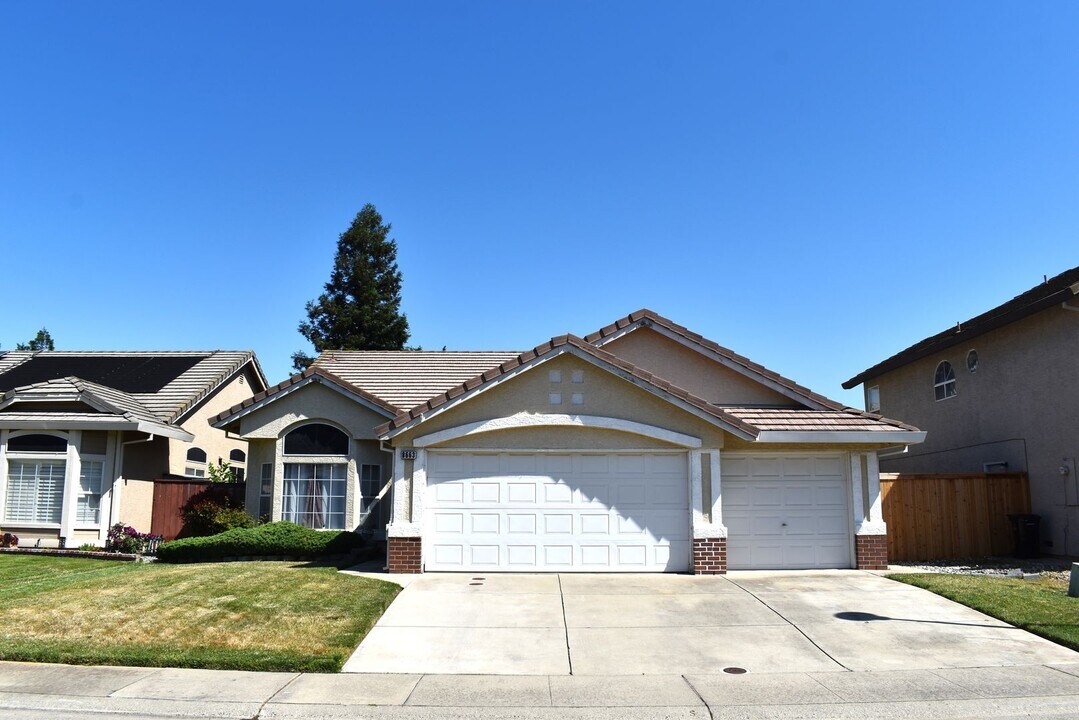 8663 Disa Alpine Way in Elk Grove, CA - Building Photo