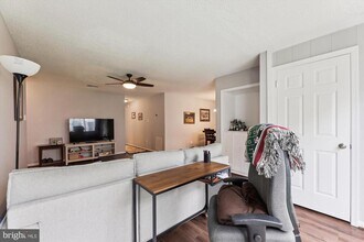 12102 Greenwood Ct in Fairfax, VA - Building Photo - Building Photo