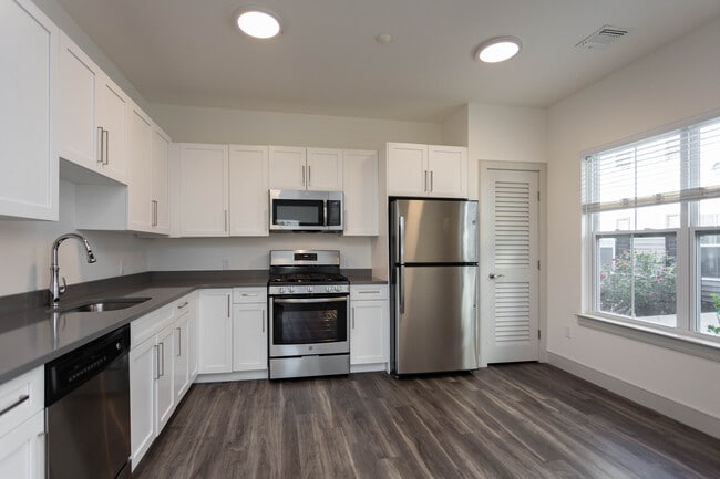 Westbrook Green 55+ in East Islip, NY - Foto de edificio - Interior Photo