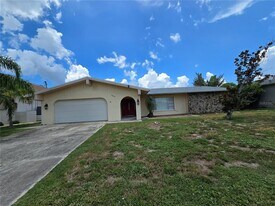 140 Peckham St SE in Port Charlotte, FL - Building Photo