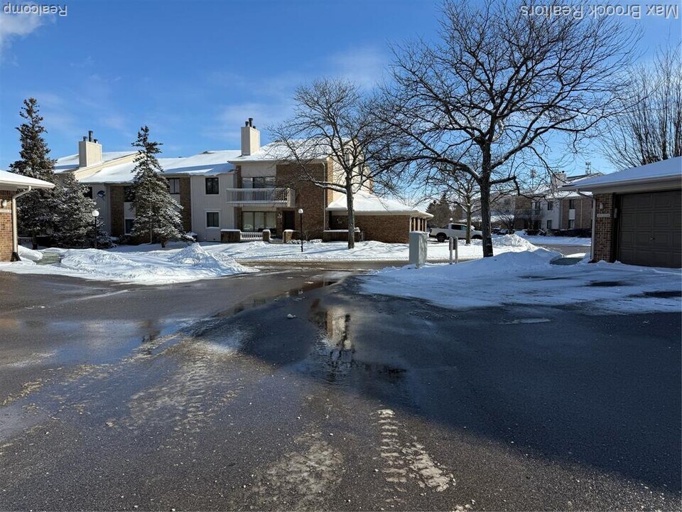 6670 Maple Lakes Dr in West Bloomfield Township, MI - Building Photo