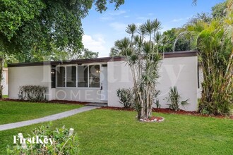 11823 Dahlia Dr in Royal Palm Beach, FL - Building Photo - Building Photo