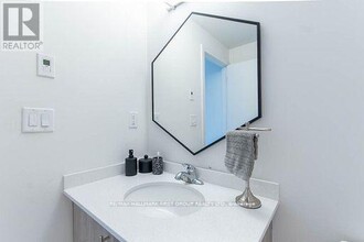 16 Markle Cres in Hamilton, ON - Building Photo - Building Photo