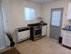 7649 Beckett St in Los Angeles, CA - Foto de edificio - Building Photo