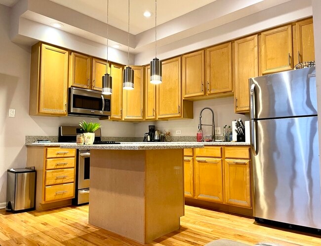 2427 N Clybourn Ave in Chicago, IL - Building Photo - Building Photo
