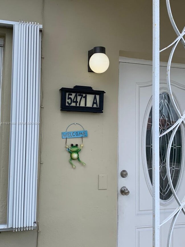 5471 W 1st Ave in Hialeah, FL - Foto de edificio - Building Photo