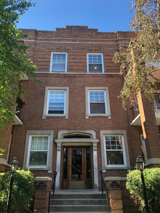 1057 W Columbia Ave-Unit -2E in Chicago, IL - Building Photo