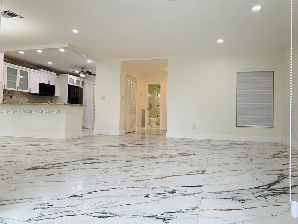 18800 W Lake Dr in Hialeah, FL - Building Photo