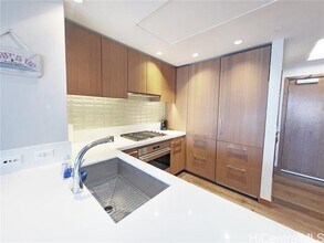 1555 Kapiolani Blvd in Honolulu, HI - Building Photo - Building Photo