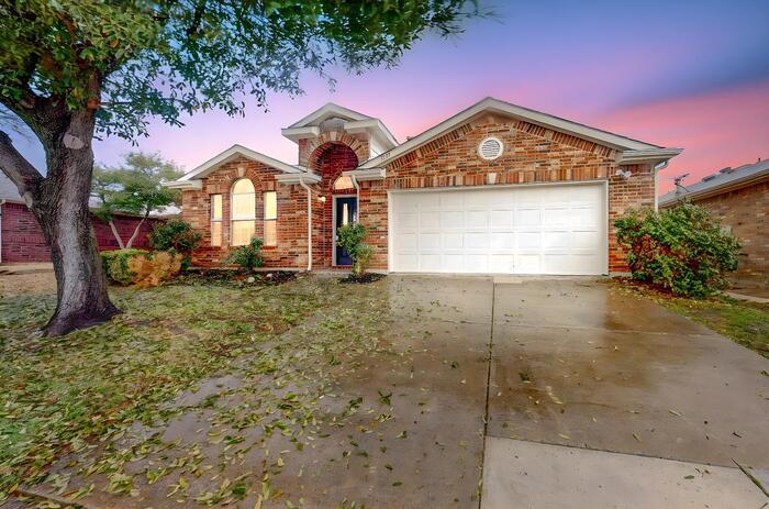 3304 Kingsbrook Dr in Wylie, TX - Foto de edificio