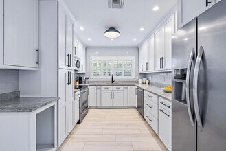 215 Cortez Rd in West Palm Beach, FL - Building Photo - Building Photo