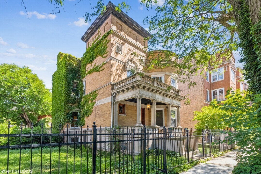 836 E 52nd St in Chicago, IL - Building Photo