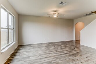 240 Micah Ln in Ferris, TX - Foto de edificio - Building Photo