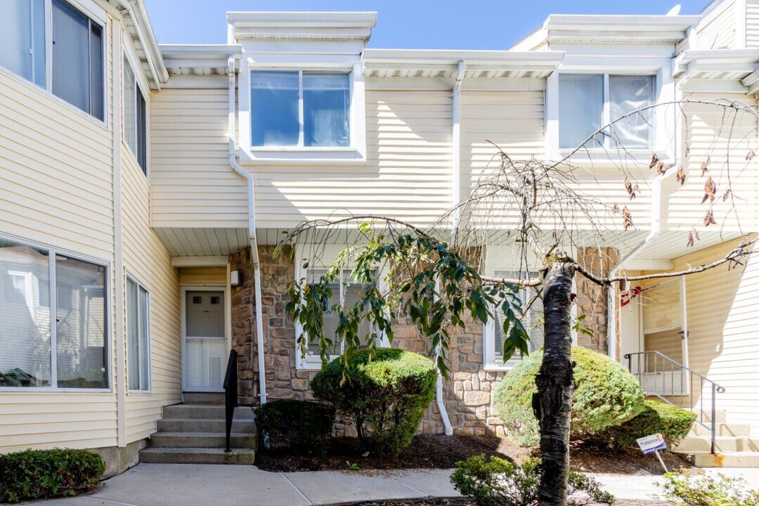 1050 Schmidt Ln in North Brunswick, NJ - Building Photo