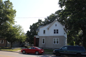 2221 N 2nd St in Clinton, IA - Building Photo - Building Photo