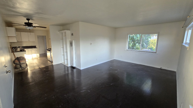 14811 Vanowen St in Los Angeles, CA - Building Photo - Building Photo