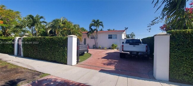 8105 SW 17th Ter in Miami, FL - Building Photo - Building Photo