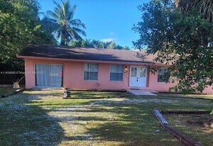 14910 S River Dr in Miami, FL - Building Photo