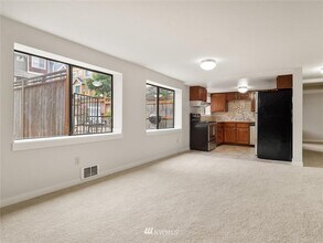740 N 94th St, Unit 740 in Seattle, WA - Foto de edificio - Building Photo
