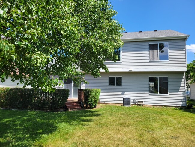 242 Stafford Dr in Mundelein, IL - Foto de edificio - Building Photo