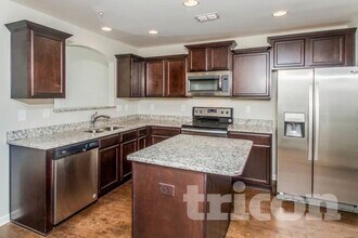 1093 Neeleys Bend E in Spring Hill, TN - Foto de edificio - Building Photo