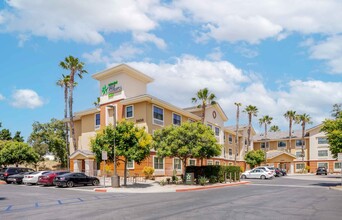 2498 Stearns St in Simi Valley, CA - Foto de edificio - Building Photo