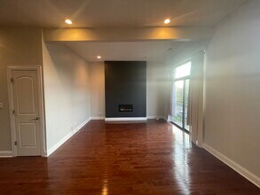 469 E Bowen Ave in Chicago, IL - Building Photo - Building Photo
